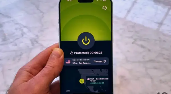Telefon z włączonym vpn na telefon, chroniącym połączenie z serwerem w San Francisco.