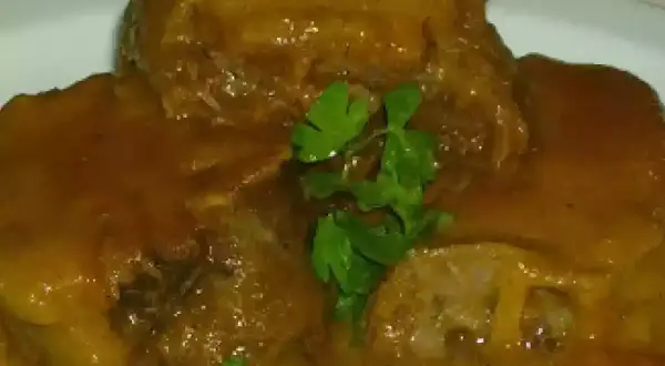 Deliciosa lengua de ternera en salsa, un plato tradicional español.