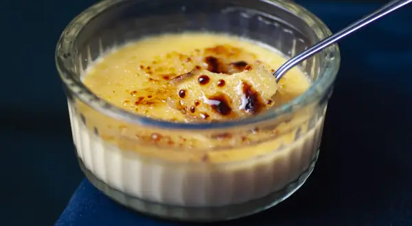 Kremowy deser z karmelizowaną skórką, idealny na deser. Ten creme brulee przepis jest prosty i pyszny.