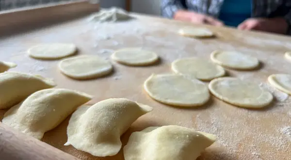 Ciasto na pierogi z mlekiem - przepis na pyszne, elastyczne ciasto