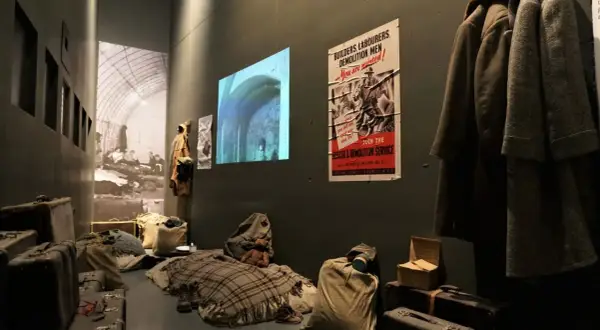 Wystawa w Muzeum II Wojny Światowej w Gdańsku. Walizki, koce, maska gazowa i plakaty propagandowe tworzą atmosferę tamtych lat.