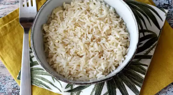 Schüssel mit lockerem Reis, daneben eine Gabel. Perfekt, wenn der Reis zu matschig ist, um ihn zu retten.
