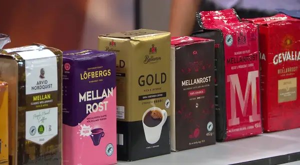 En rad kaffepackar med olika kaffesorter i Sverige: Arvid Nordquist, Löfbergs, Bellarom Gold, ICA Mellanrost och Gevalia.