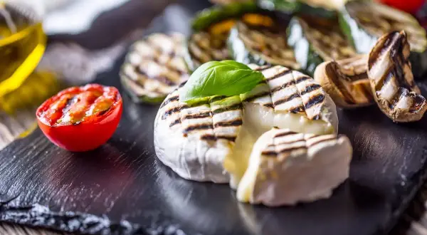 Pyszny camembert z grilla, podany z grillowanymi warzywami i pomidorkiem. Idealna przekąska na lato.