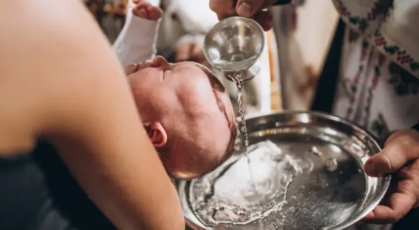 Czy ksiądz może odmówić chrztu? Zrozum powody i zasady tej decyzji