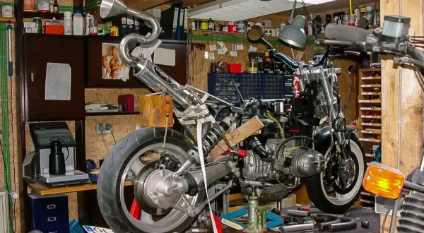 Jakie narzędzia do warsztatu motocyklowego? Kluczowe elementy, które musisz mieć