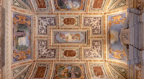 Soffitto affrescato della Certosa di Garegnano con scene sacre e decorazioni elaborate.