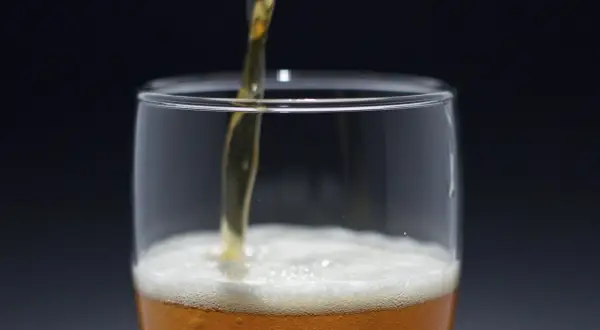 Alkohol po wyrwaniu zęba? Kiedy jest bezpieczny i co ryzykujesz?