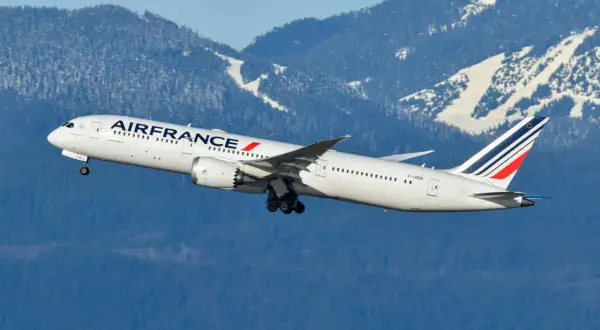 Dreamliner 787 Air France wznosi się na tle ośnieżonych gór.