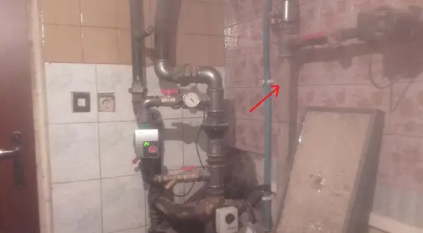 Instalacja grzewcza z pompą obiegową. Szukasz, czym zastąpić zawór różnicowy? Tu widać elementy instalacji.