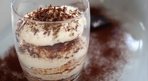 Deser z mascarpone, posypany kakao i wiórkami czekolady. Pyszny, choć warto pamiętać o jego mascarpone kcal.
