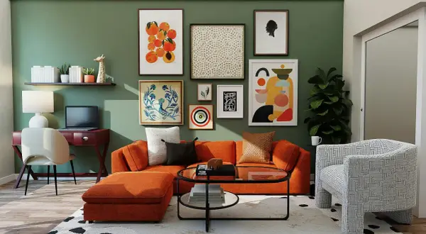 Gemütliches Wohnzimmer mit orangefarbenem Sofa, vielen Bildern an der grünen Wand und einem Schreibtisch. Perfekt, um nach dem **wand streichen** zu entspannen.