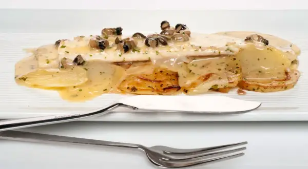 Delicioso pescado con patatas y salsa cremosa, ideal para tus segundos platos para Nochevieja.