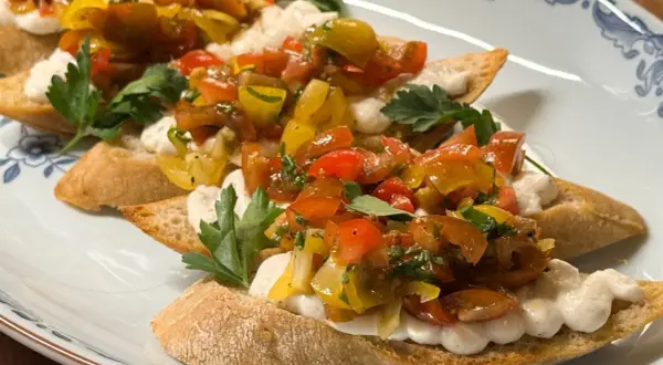 Läckra bruschettor med krämig ost och färgglada tomater, ett perfekt bruschetta recept för sommaren.