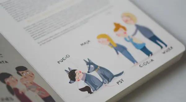 Ilustracja z książki "Pucio kolejność" pokazuje rodzinę: Pucio, Maja, Ciocia i Wujek, a także dwa psy.