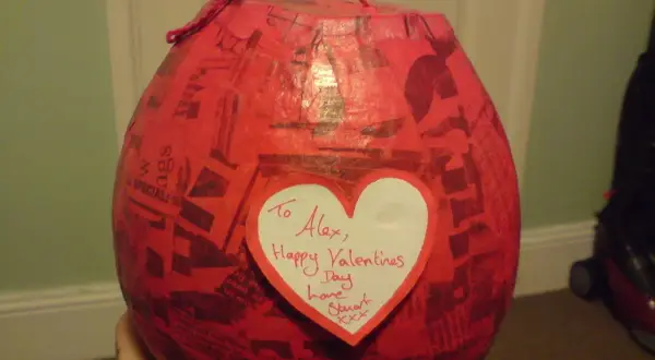 Czerwony balon z sercem i napisem "To Alex, Happy Valentines Day love Stuart xxx". Jak zrobić taki prezent w balonie?