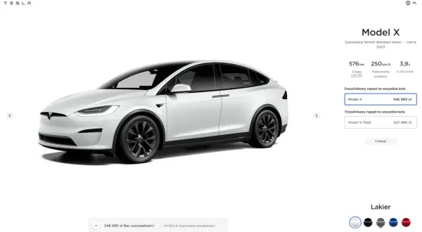 Biały Tesla Model X na białym tle, z widocznymi danymi technicznymi i ceną.