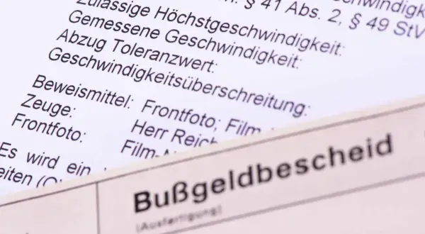 Bußgeldbescheid mit Details zur Geschwindigkeitsüberschreitung. Hier könnte man prüfen, ob ein Fahrverbot umgewandelt werden kann.