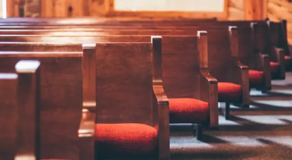 Puste ławki kościelne. Apostazja a prawo do pochówku – czy opuszczenie kościoła zamyka drogę do godnego pożegnania?