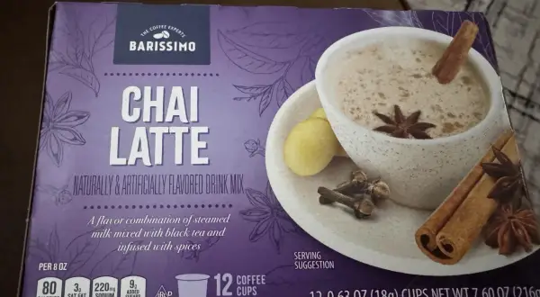 En låda Barissimo Chai Latte med en bild av en kopp chai latte. Lådan beskriver vad som innehåller chai latte: en blandning av ångad mjölk, svart te och kryddor.