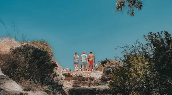 Spacer po kamiennych schodach w górach Troodos. Słoneczny dzień, błękitne niebo i bujna roślinność.