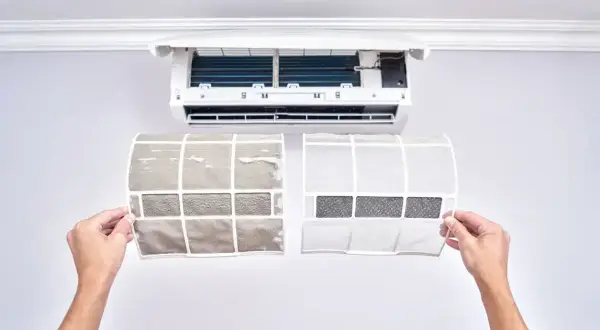 Saubere und schmutzige Filter einer Split-Klimaanlage im Vergleich. Regelmäßige Wartung ist wichtig für die Luftqualität.