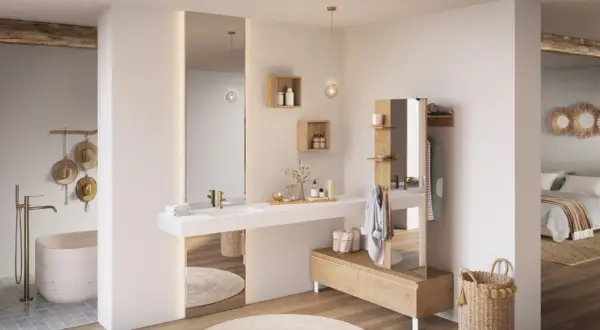 Une élégante salle de bain dans chambre, avec baignoire, lavabo, miroir et rangement en bois.
