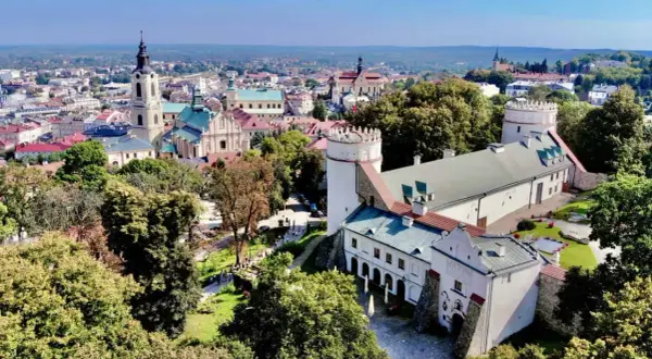 Zamek w Przemyślu i jego okolice oferują wspaniałe atrakcje. Widok na miasto, kościoły i zieleń.