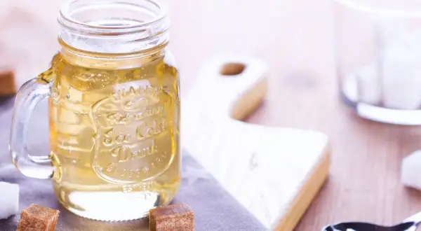 Słodki syrop cukrowy w słoiku, obok kostki cukru. Idealny do drinków, prosty przepis.
