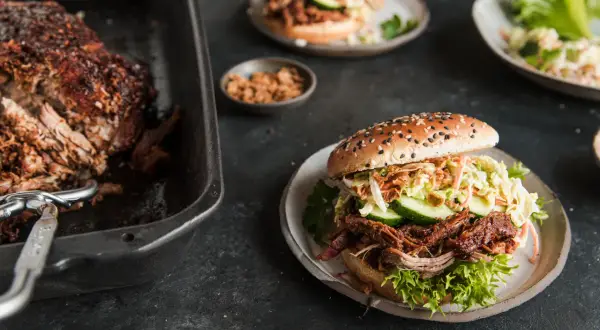 Pyszny burger wołowy z szarpanym mięsem, chrupiącą surówką i świeżymi warzywami. Idealny dodatek do burgera wołowego.