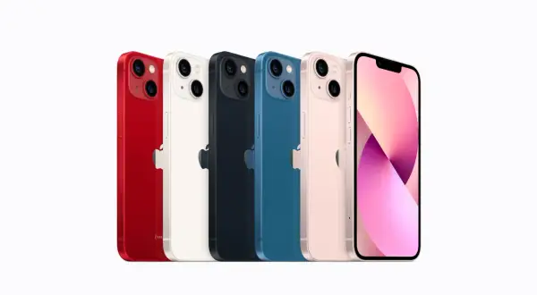 Jaki jest najnowszy iPhone? Pięć modeli iPhone'a w kolorach: czerwonym, białym, granatowym, niebieskim i różowym, ustawionych w rzędzie.