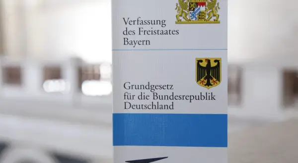 Verfassung des Freistaates Bayern und Grundgesetz für die Bundesrepublik Deutschland. Ein Buch, das die bayerische Verfassung und das deutsche Grundgesetz vereint.