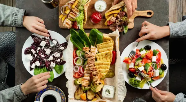 Pyszne dania kuchni greckiej: souvlaki, sałatka grecka, buraki z fetą i gyros w picie. Rodzinny obiad pełen smaków.