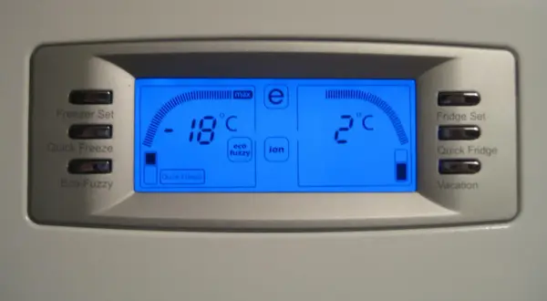 Jaka jest optymalna temperatura w lodówce? Zadbaj o jedzenie i prąd!