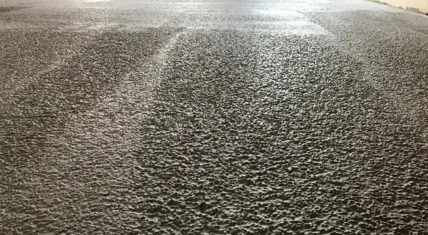 Superficie grezza di cemento per massetto esterno, pronta per la posa.