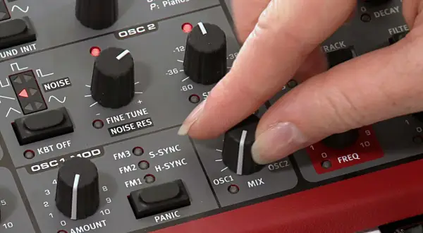 Hand dreht Regler an einem Synthesizer, um den perfekten Sound für Synth-Musik zu kreieren.