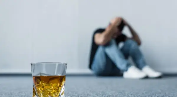 Alkohol a depresja: Dwukierunkowa pułapka. Jak się uwolnić?