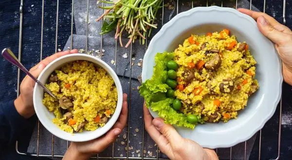 Två skålar med bulgur, morötter och svamp. En skål har gröna bönor och sallad. Bulgur nyttigt och gott!