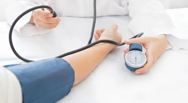 Syndrom białego fartucha: Jak obniżyć ciśnienie i lęk przed wizytą?