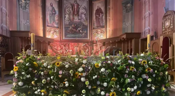 Jakie kwiaty na ołtarz do kościoła - wybierz te idealne dla ceremonii