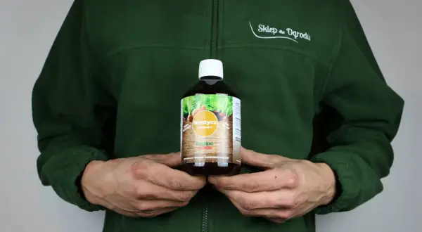 Wrotycz ekstrakt, naturalny środek mikrobiologiczny, który pomoże pozbyć się pędraków z Twojego ogrodu.