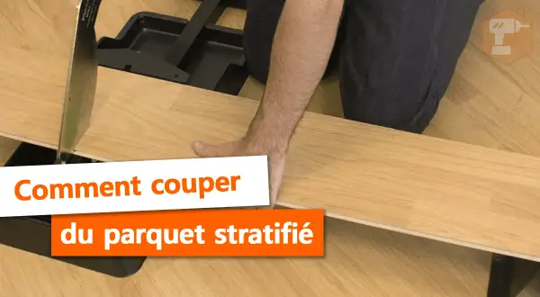 Un homme utilise un outil pour la découpe de parquet stratifié.