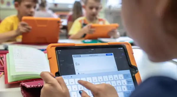 Kinder lernen mit Tablets in der Schule. Die Digitalisierung im Unterricht ist im vollen Gange.