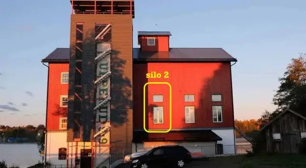 Solnedgång vid Upperud 99. Röda byggnaden med "silo 2" markerad.