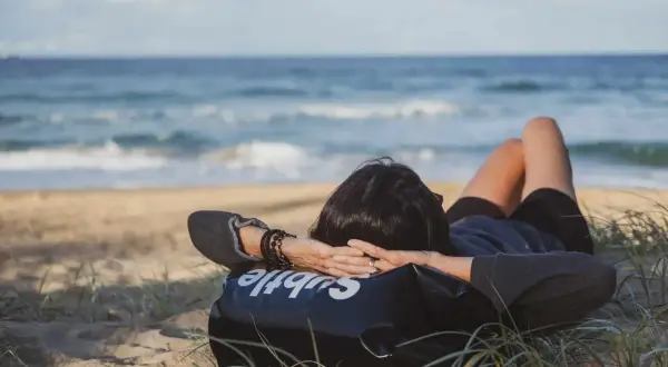 Odpoczynek na plaży, idealny sposób na relaks i jak liczyć 35 godzin odpoczynku tygodniowego.