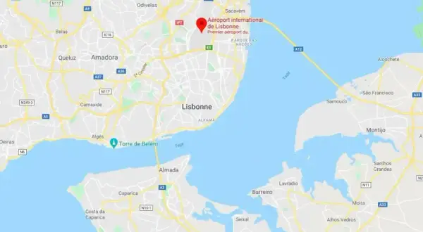 Mapa pokazuje lotniska w Portugalii, w tym międzynarodowe lotnisko w Lizbonie.