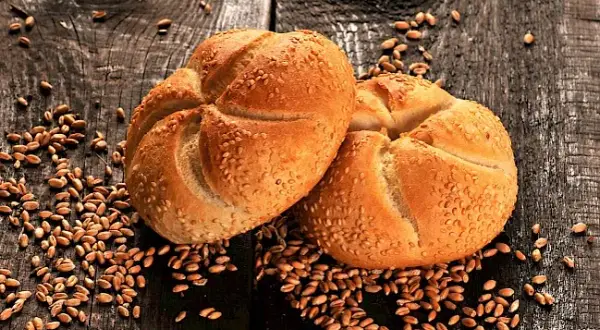 Ile kalorii ma bułka pszenna? Zaskakujące różnice w kaloryczności