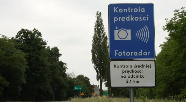 Znak drogowy informuje o kontroli prędkości na odcinku 2,1 km. Fotoreceptor czuwa nad kierowcami.