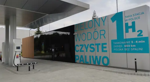 Stacja tankowania wodoru. "Zielony wodór, czyste paliwo" - hasła reklamowe na nowoczesnej stacji.