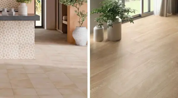 Un coin cuisine avec un revêtement carrelage mural décoratif et un sol en carrelage beige. À droite, un sol imitation bois clair.